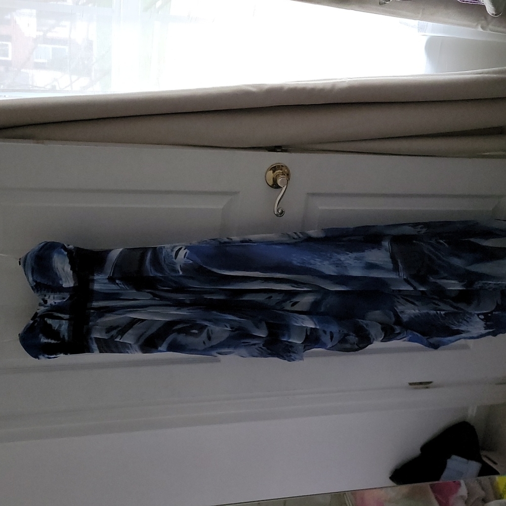 Maxi dress BCBGMAXAZRIA 100% Silk outer layer beach wedding party prom